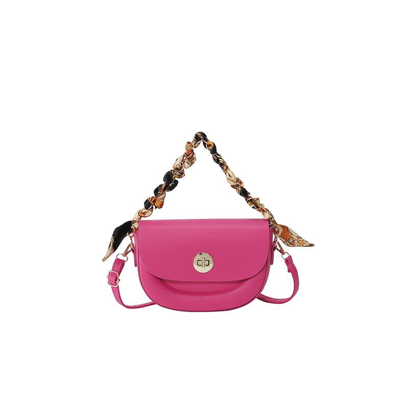 

This year s popular fashion texture versatile ins lock small bag women s 2024 spring new foreign style saddle bag women рожевий червоний колір