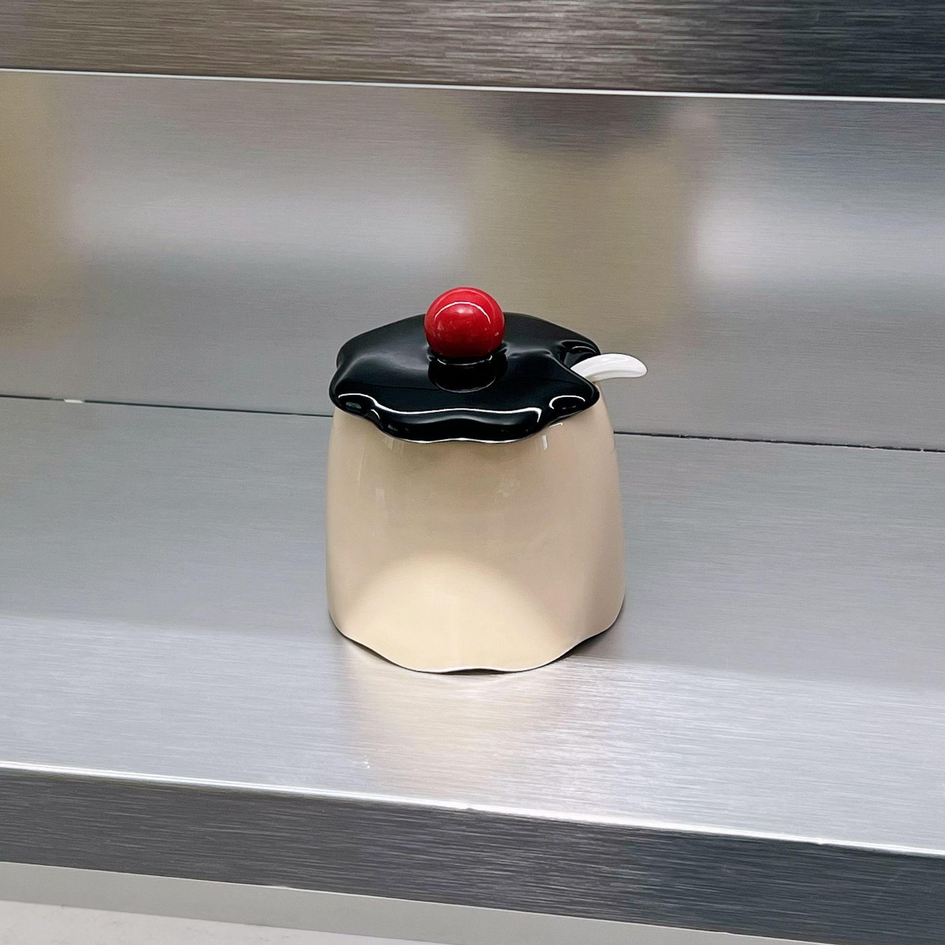 

New Polka Dot Striped Contrasting Color Lard Meat Oil Tank Household High Temperature Resistant Ceramic Tank With Spoon Kitchen Pepper Striped Tank