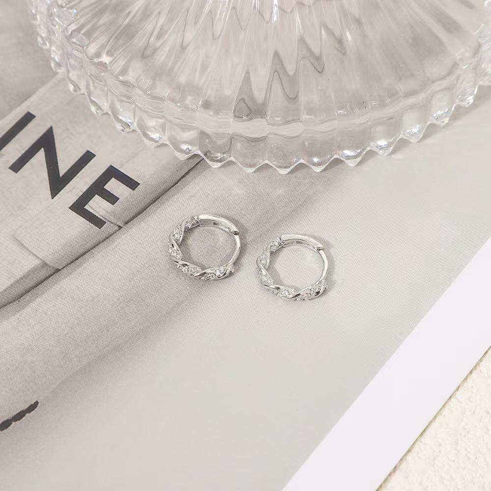 Retro Chic European & American Ear Cuffs: Women's Elegant Simple Stud Earrings