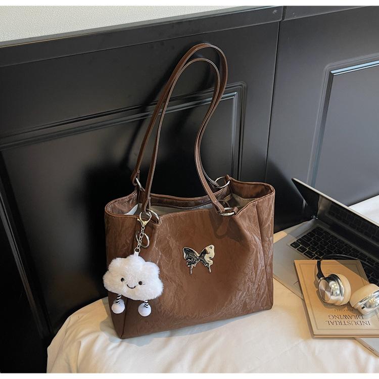 

Large capacity bag women s 2025 new fashion butterfly shoulder armpit bag student class commute leisure tote bag темно-коричневого