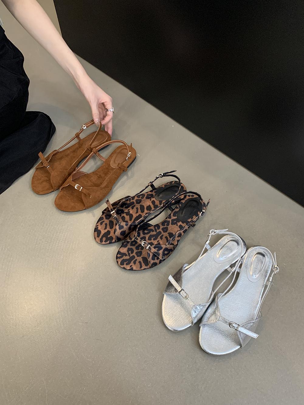 Модные женские босоножки с открытым носком на плоской подошве с низким каблуком — фото 6