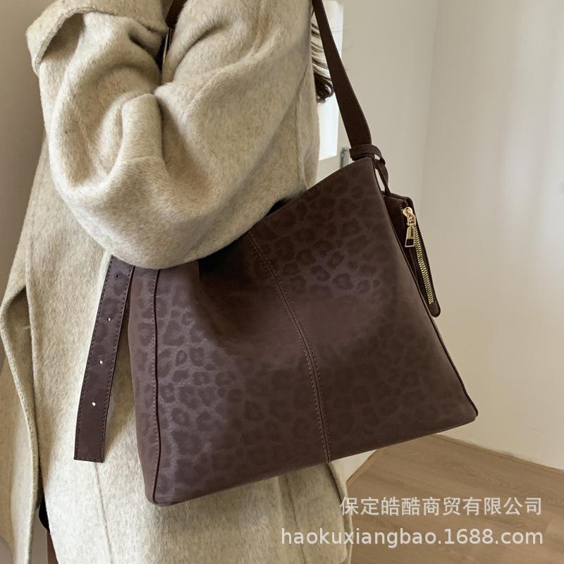 Leopard print bag women's 2025 new autumn and winter messenger bag women's bag large-capacity commuter tote bag fashionable shoulder bag