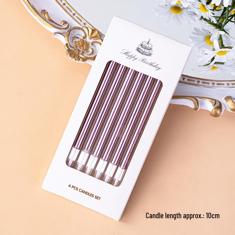 Minimalistischer Tulpen-Kuchenaufsatz mit frischen Blumen und Band für den Muttertag oder Geburtstag