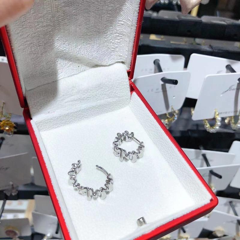 Personality Irregular Wavy Metal Hoop Earrings for Women Vintage Charm Gold Color Ear buckle Hip Hop Jewelry Accessories Gift