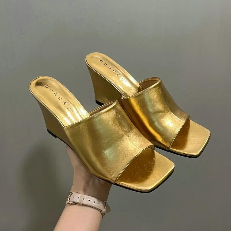 Модные ретро-тапочки на танкетке — фото 4