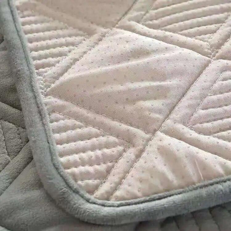 Kurzer Plüsch-Sofabezug in grauer Farbe, europäischer kurzer, dicker, gesteppter Sofabezug, rutschfester europäischer Couchbezug für Wohnzimmer