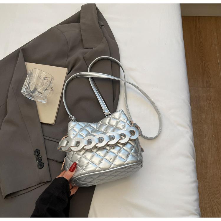 

Portable bucket bag women s 2025 new summer versatile shoulder bag premium texture rhombus commuter bag messenger bag срібний