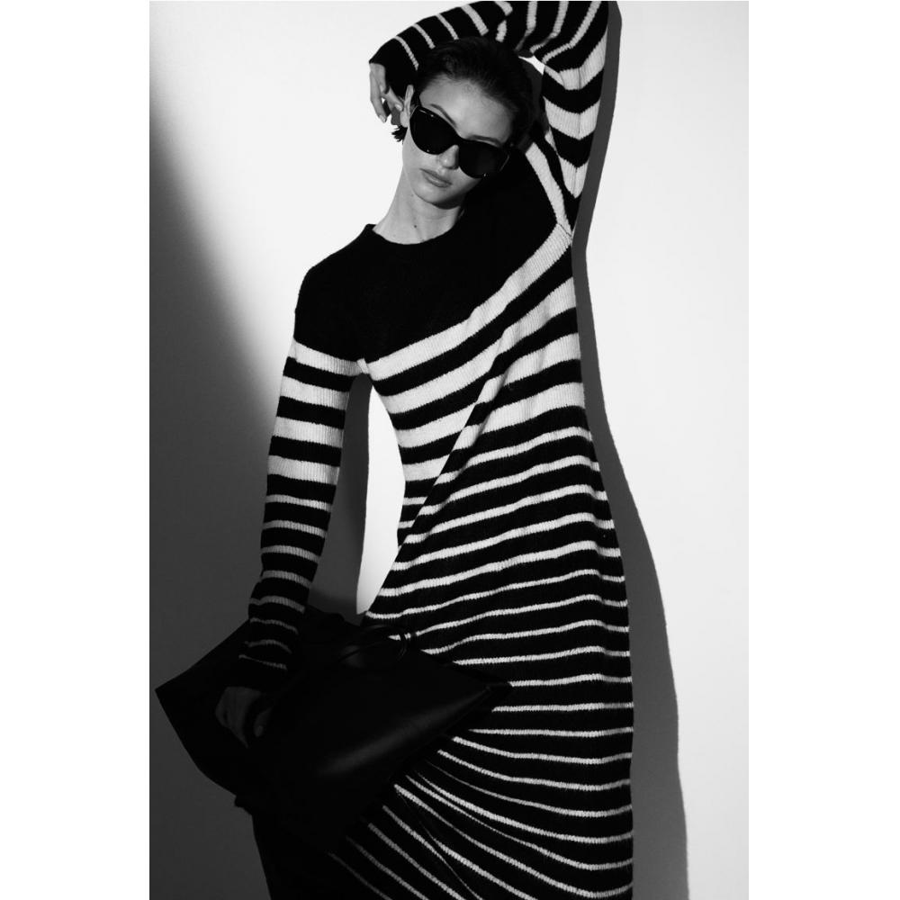 

Трикотажное платье в рубчик HM черно-кремовое в полоску