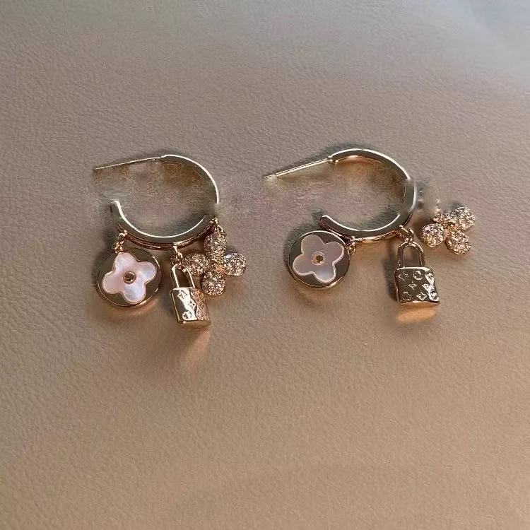

High-end Korean version of exquisite lock head, flower petal earrings, women s niche unique stud earrings, earrings, new models are popular this year