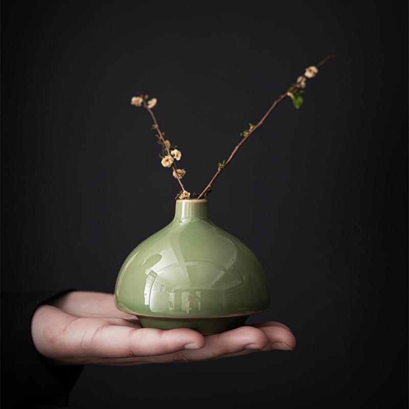 Elegant Green Ceramic Vase Ornaments Dried Flower Utensils Vintage Ceramic Vase Smooth Ceramic for Table Decor and Home Accent