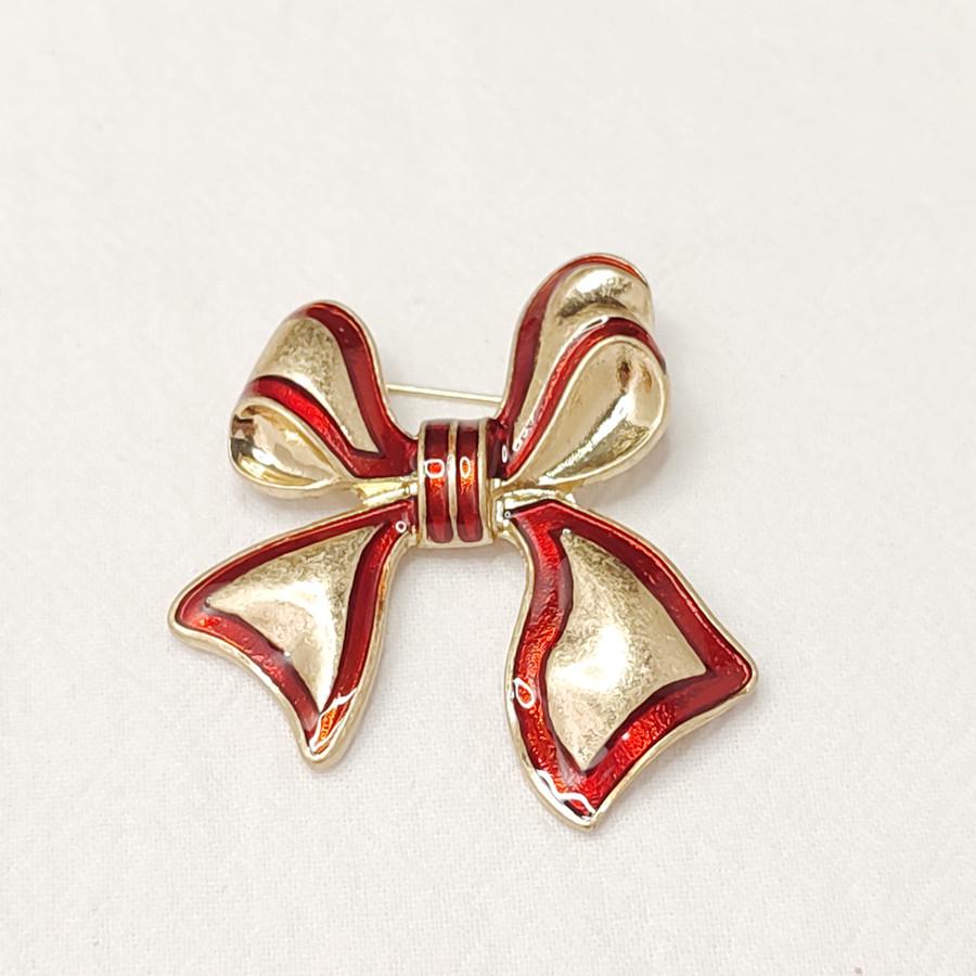 

Трехмерная текстурированная брошь-бант с плетением в виде веревки и жемчужным акцентом