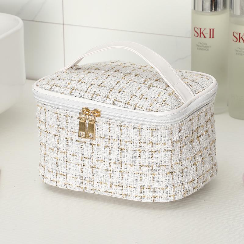 

Стильная дорожная косметичка большого объема в стиле парфюма