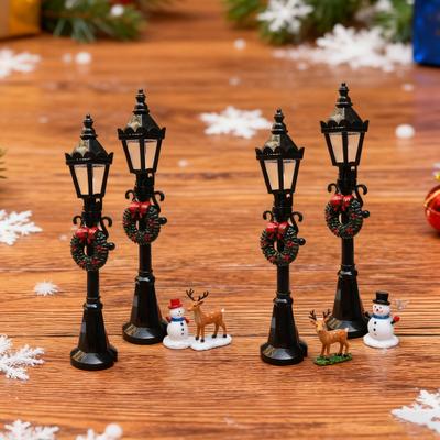 Mini Straßenlaterne Retro Miniatur Straßenlaterne mit Weihnachtskranz Miniatur Straßenlampenmodell für Puppenhaus Miniaturszenen DIY Mikrolandschaft