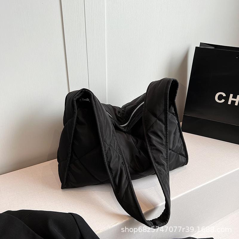 

Премиальный сенс в трендовой моде тоут 2025 зима новая сумка-мессенджер корейская версия универсальная большая вместимость сумка на плечо чёрный