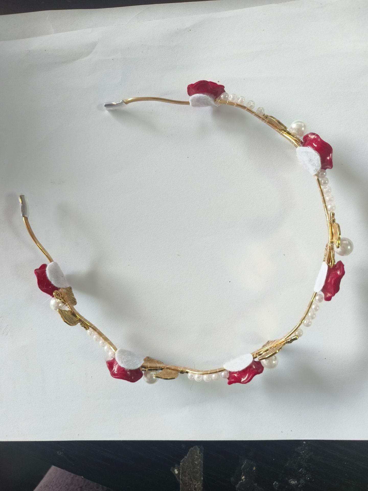 

Повязка на голову в стиле Мори с жемчугом и зелеными листьями, роза из смолы для девочек