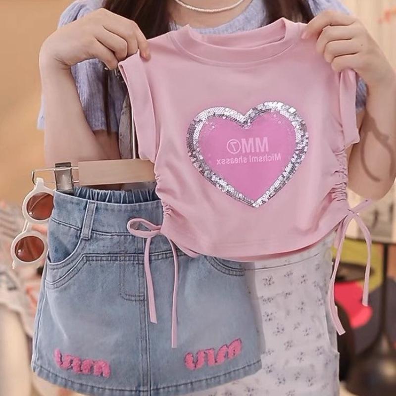 Dziewczęcy Letni Różowy T-shirt z Sequinami w Kształcie Serca - Dopasowany Krój, Uroczy Krótki Rękaw ze Wciąganą Talią