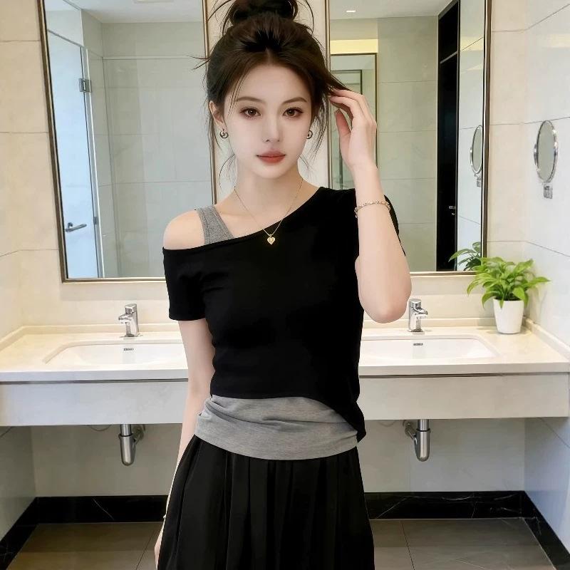 Large size fat MM fake two-piece short-sleeved t-shirt women's clothing is popular in summer this year, with a thin design slanted shoulder top.