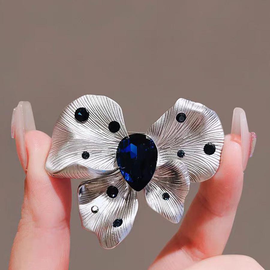 Elegant Pearl Brooch - High-End Minimalist Clothing Accessory