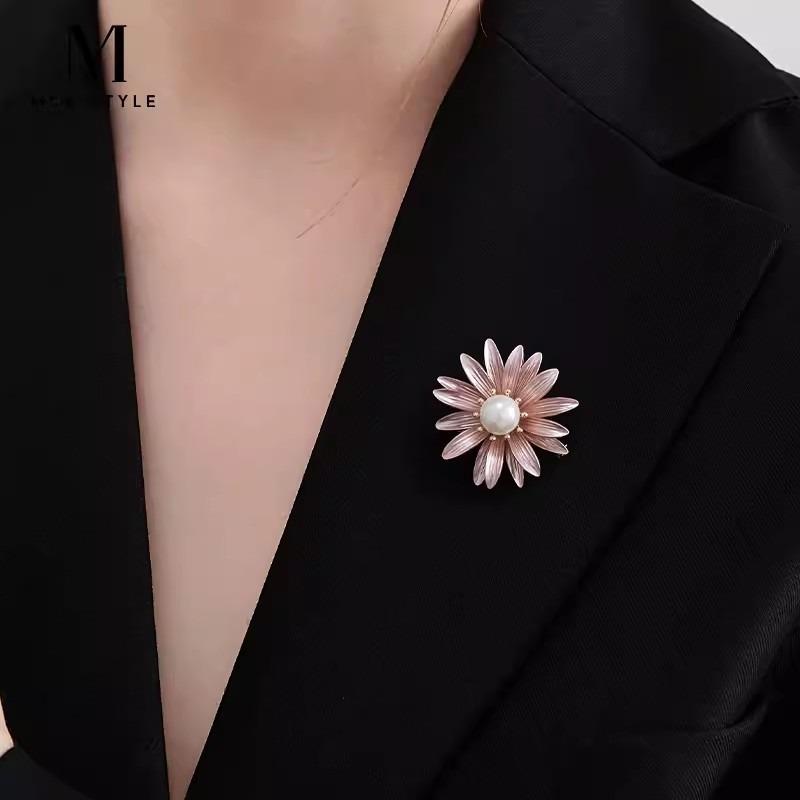 Pearl Flower Brooch, High-end Feminine Elegance, Luxurious and Exquisite Brooch