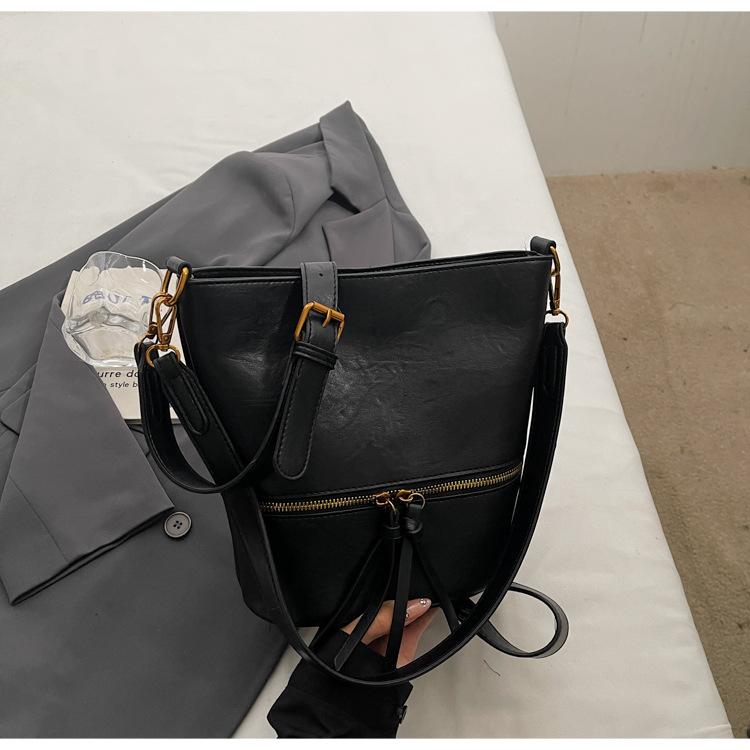 2025 New Simple Fashion Large Capacity Commuter Shoulder Armpit Bag Winter Versatile Casual Messenger Bag Women