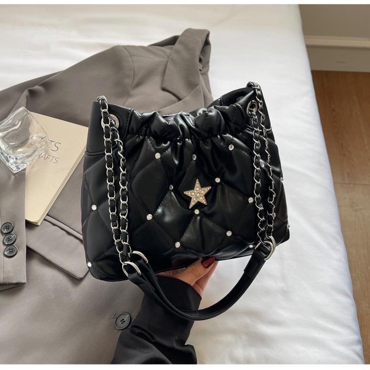 

Сумка-тоут на цепочке с ромбовидным узором, большая вместительная сумка, женская 2025, новая популярная, популярная однотонная на плечо, сумка-мессенджер чёрный