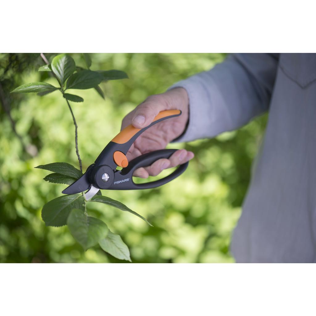 Fiskars Pulsating Rotating Garden Sprinkler for Watering Grass 500M2