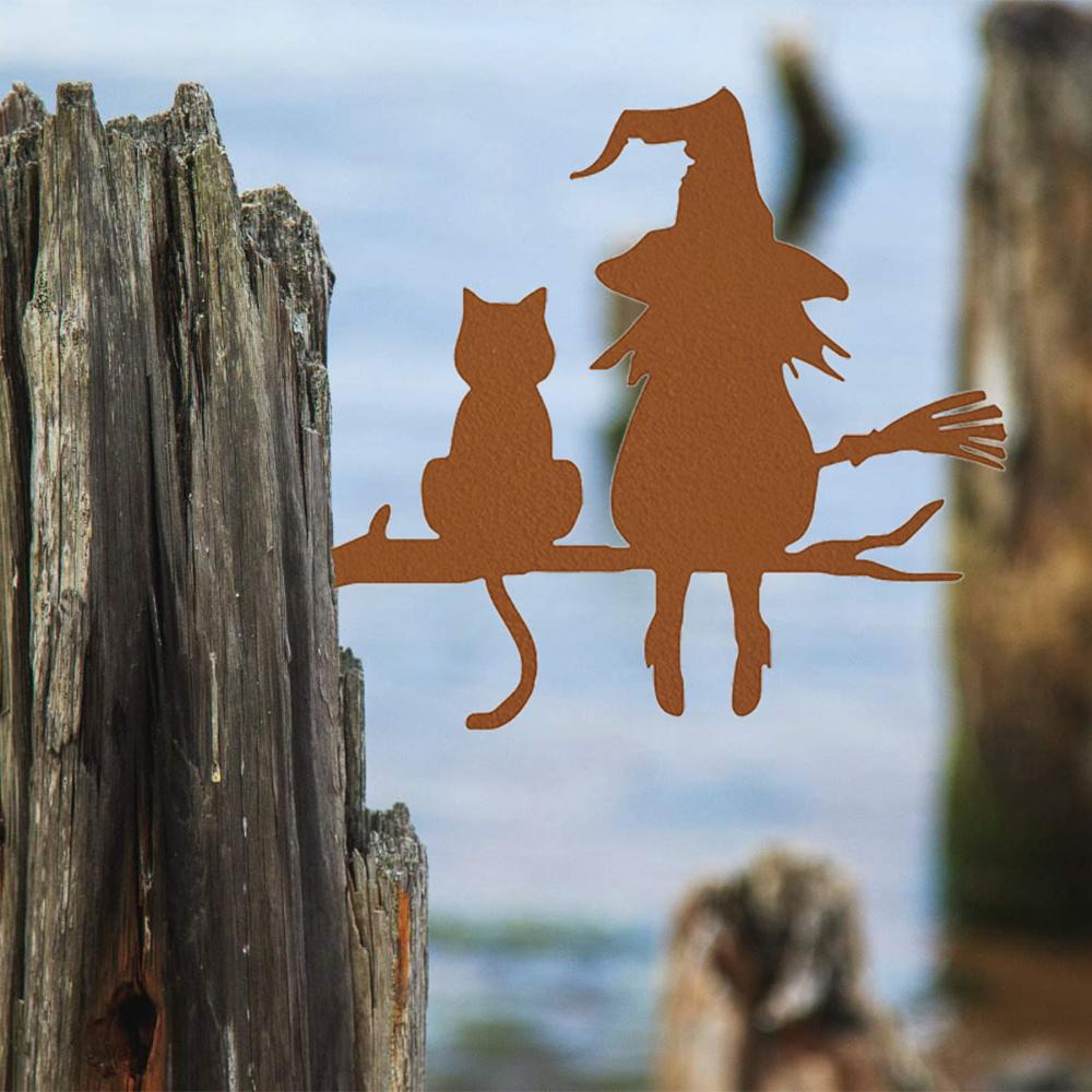 Železný umělecký kolík s motivem čarodějnice a kočky ve dvůrku Pozvedněte svou výzdobu tímto unikátním železným uměleckým kolíkem s motivem čarodějnice a kočky ve dvůrku.