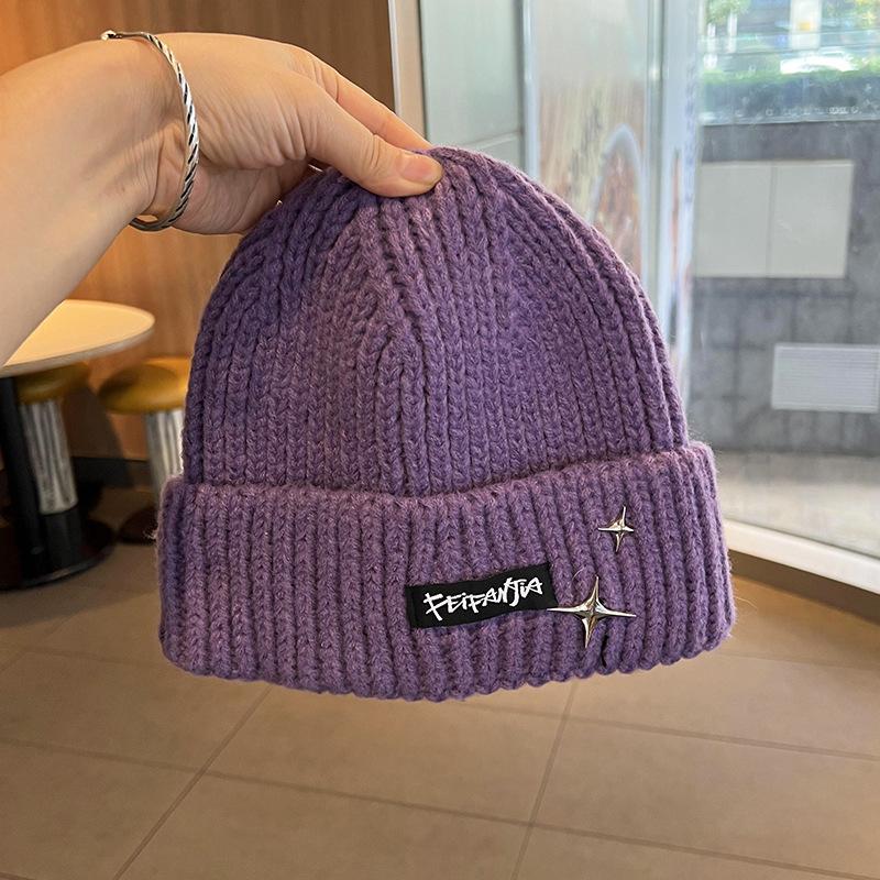 

Универсальная шапка-бини однотонная с декоративными звездами теплая вязаная фиолетовый