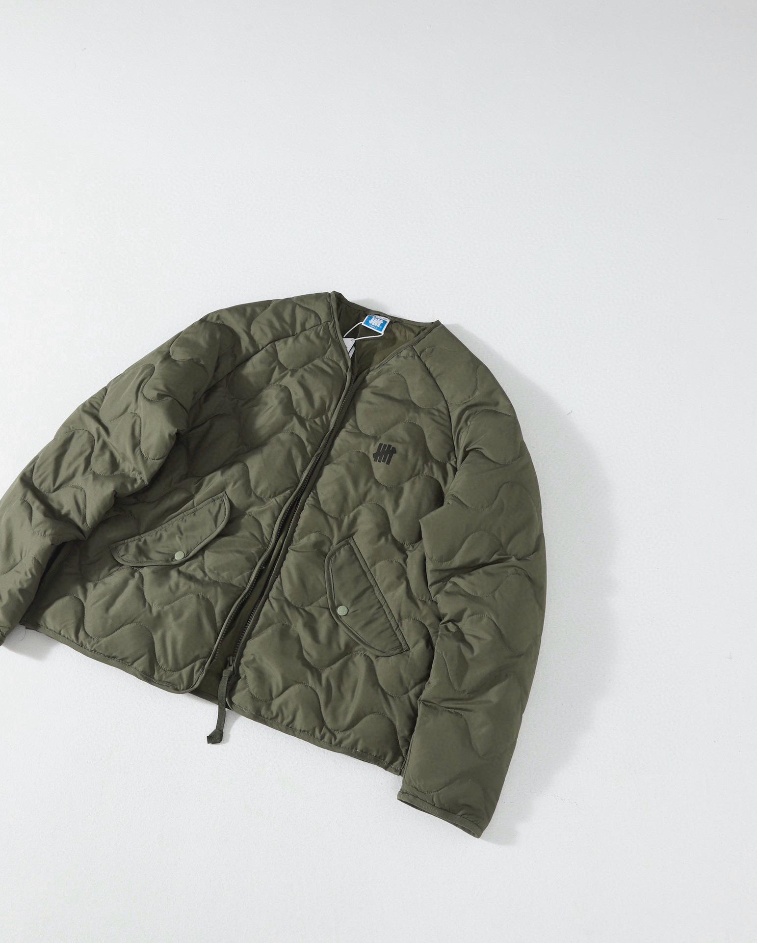 

Unisex Diamond Quilted Down Jacket with Five-Bar & Letter Print – Lightweight & Packable Large зелений