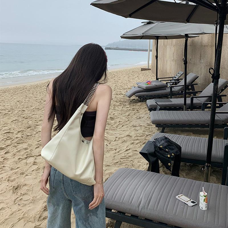 Premium Lazy Wind Soft Pitot Bag Tide Winter Shoulder Big Bag Underarm Bag Chain Wandering Bag белый 2990₽
