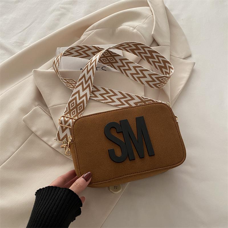 

2025 весна новая сумка для камеры широкий плечевой ремень буква маленькая квадратная сумка модная и простая иностранный стиль сумка через плечо сумка женская коричневый
