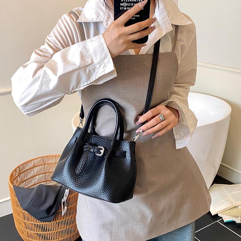 Premium Sense Portable Bucket Bag Women's 2025 New Trendy Summer Fashion Shoulder Bag Texture Vegetable Basket Messenger Bag