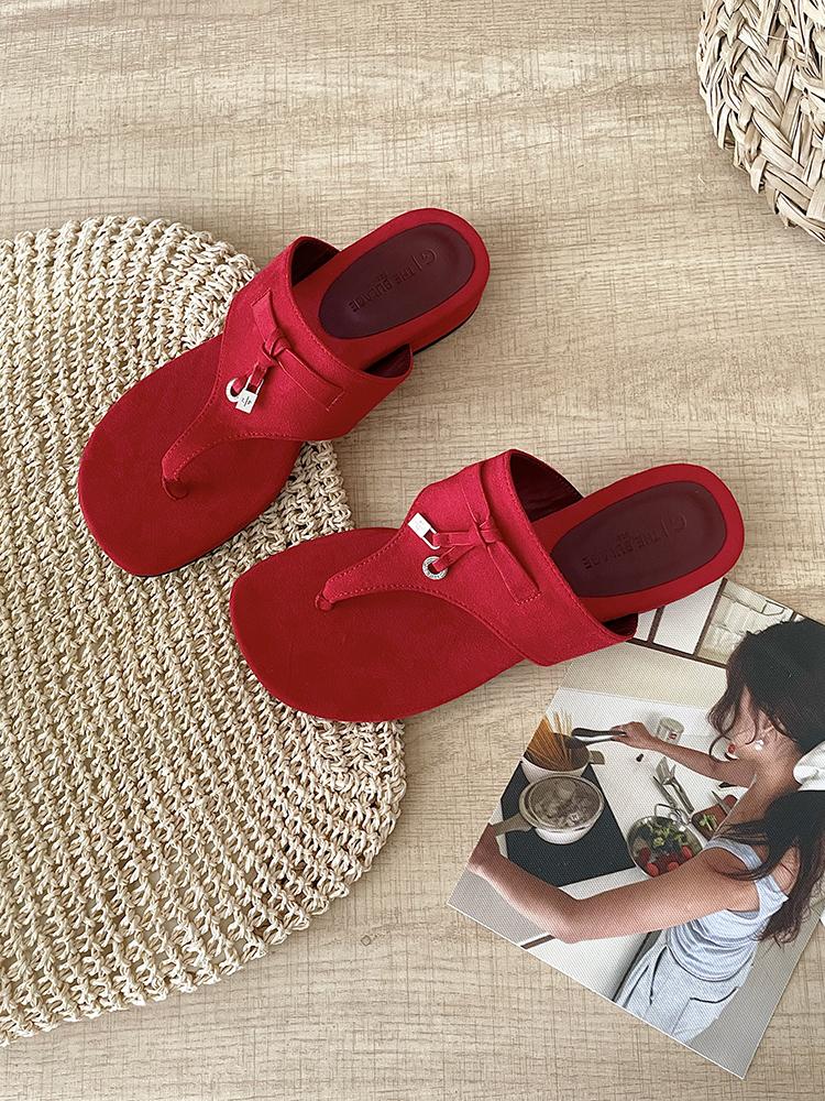 Soft-soled French small sandals outside women's shoes 2025 summer retro fairy wind pinch foot flip-flops flat-bottomed slippers tide