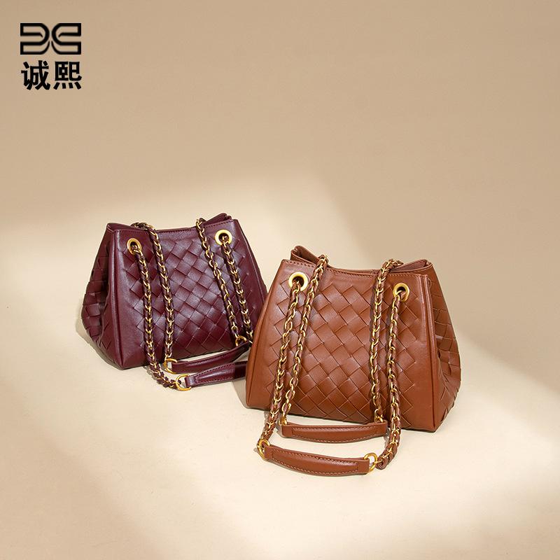 2025 New Parachute Crossbody Woven Women's Bag Chain High-end Sense Single Shoulder Underarm Bun Mother Portable Bucket Bag