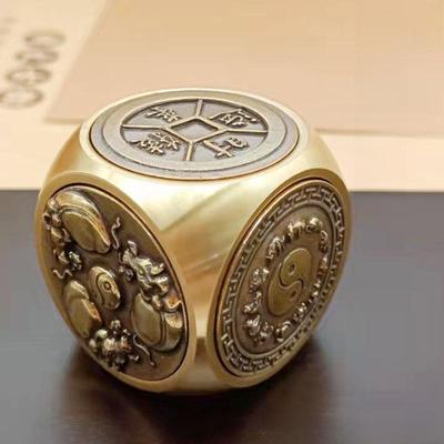 Mosazná rotující šestihranná magická kostka: Kreativní měděné řemeslo pro bohatství a úlevu od stresu.