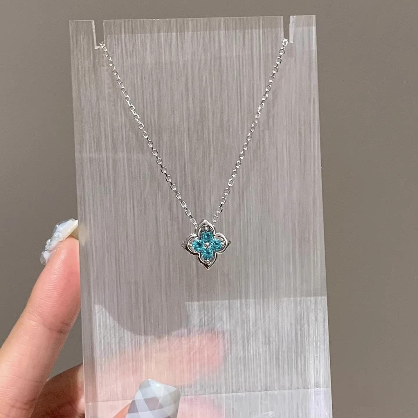 

Four-leaf Clover Necklace A Sophisticated and Stylish Collarbone Chain
