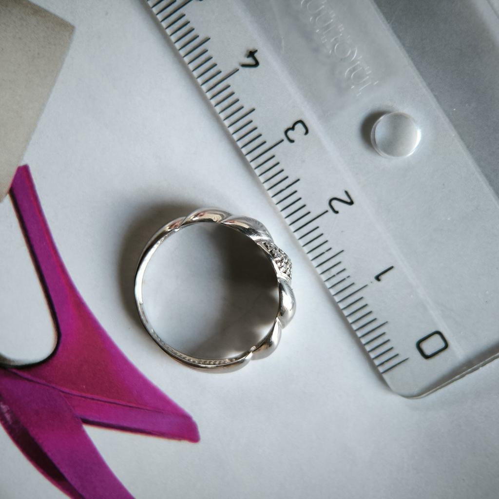 Серебряное кольцо с фианитами, вес изделия 1,55 гр (2209454)