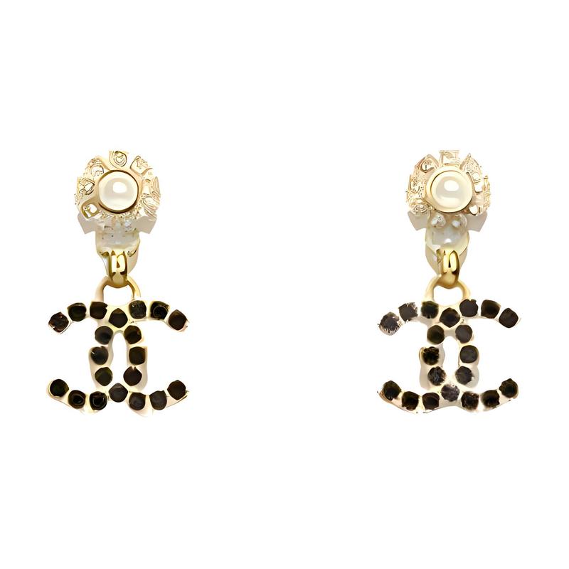 

CHANEL [24A New Product] Double C Three-dimensional Shape Metal Earrings Women s Gold золотий