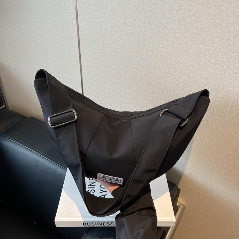 

Large capacity bag women s new casual niche design shoulder messenger bag fashionable commuter dumpling bag чёрный