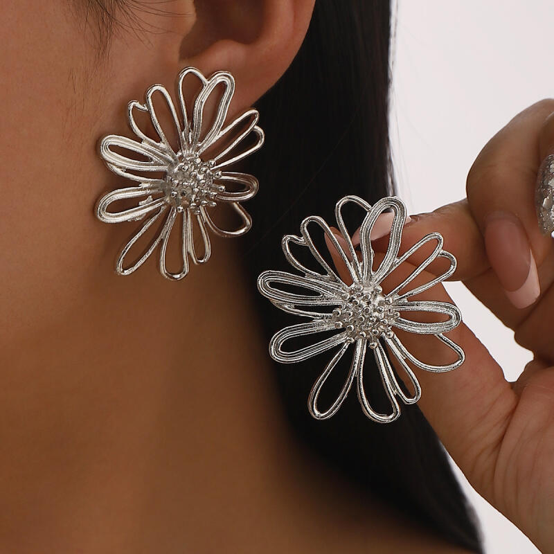 Retro Exaggeration Hollow Large Flower Earrings for Women Ladies Bohemian Personality Stud Earrings Jewelry Vacation Accessories