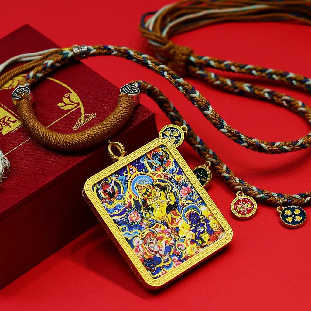 Tibetische Thangka Gelbe Jambhala Anhänger Halskette mit sechsarbigem weißen und roten Jambhala Design