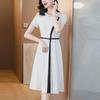 Letní bílé šaty s krátkým rukávem v barevných blokech pro rok 2024