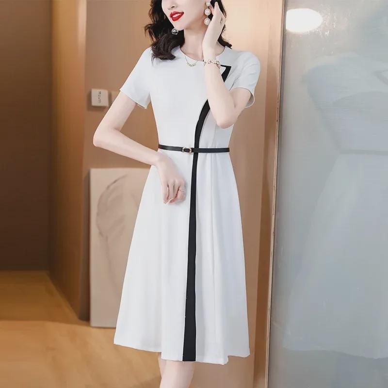 Letní bílé šaty s krátkým rukávem v barevných blokech pro rok 2024