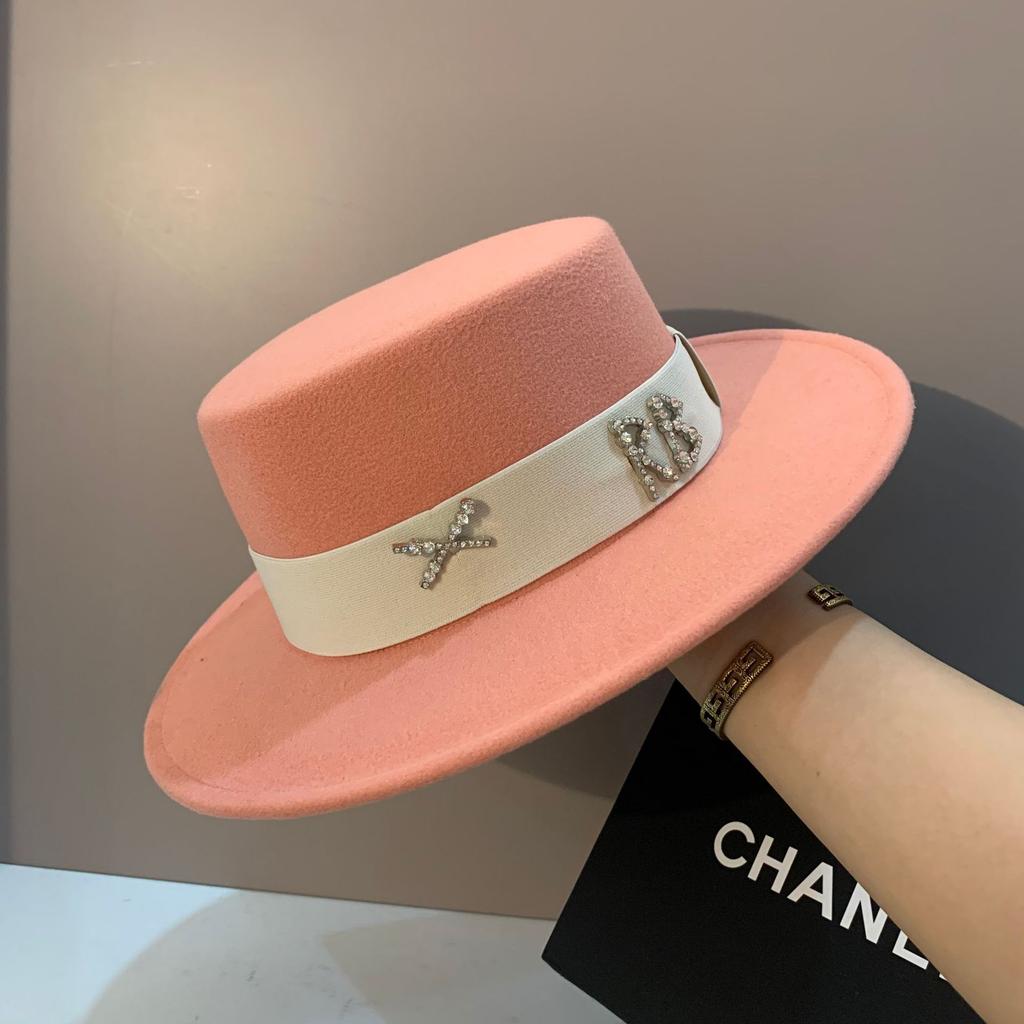New Fedoras Women's Hat Flat Top Cap French Elegant Straw Hat Fedora Pearl Chain Hat Travel Beach Hat Panama Wide Brim Hat