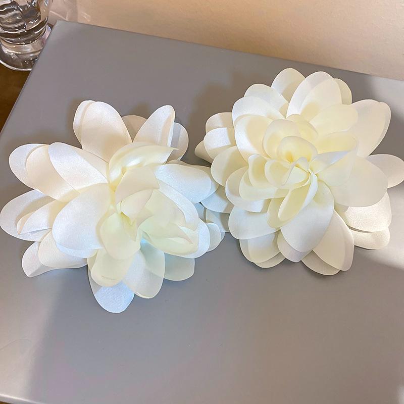 

Solid color large fabric flower earrings fashionable and exquisite earrings light luxury high-end temperament versatile earrings women