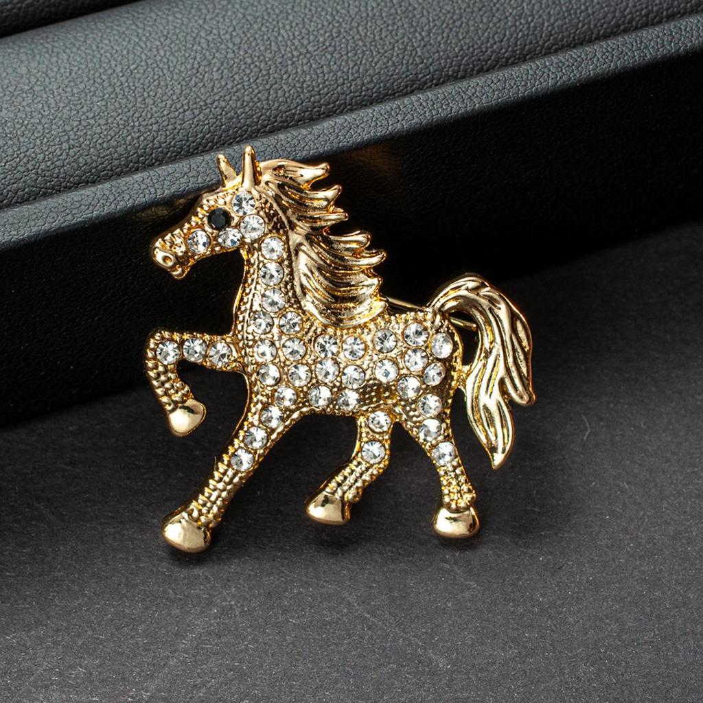 Charming Rhinestone Horse Brooch - Elegant and Playful Animal Pin Accessory for European and American Fashion.