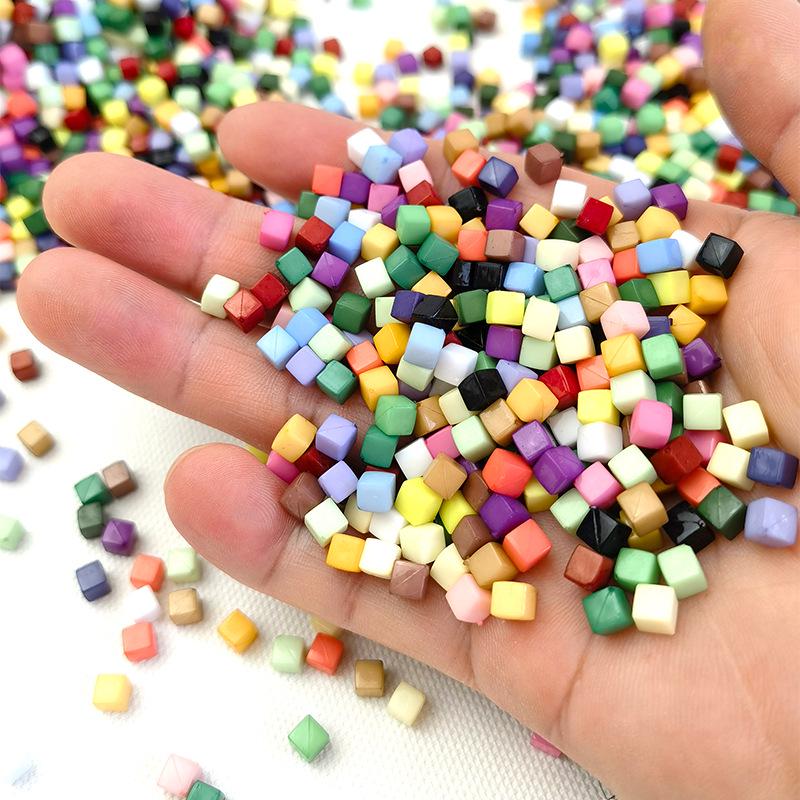 Akrylové mozaikové korálky 4x4 mm - Malé čtvercové, bez dírky, Materiály pro DIY