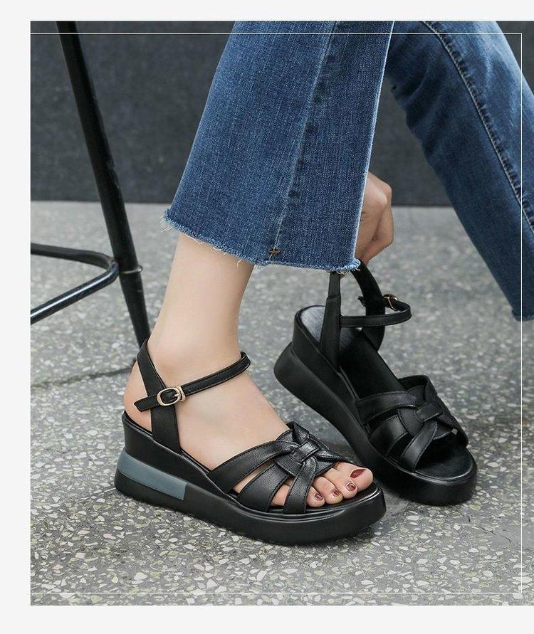 

Мамины сандалии с одной пряжкой на ремешке, модные и нескользящие босоножки на толстой подошве, на танкетке среднего каблука для женщин 40 чёрный