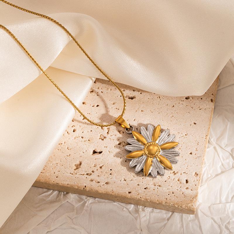 Luxury Heart Flower Stainless Steel Clavicle Necklace