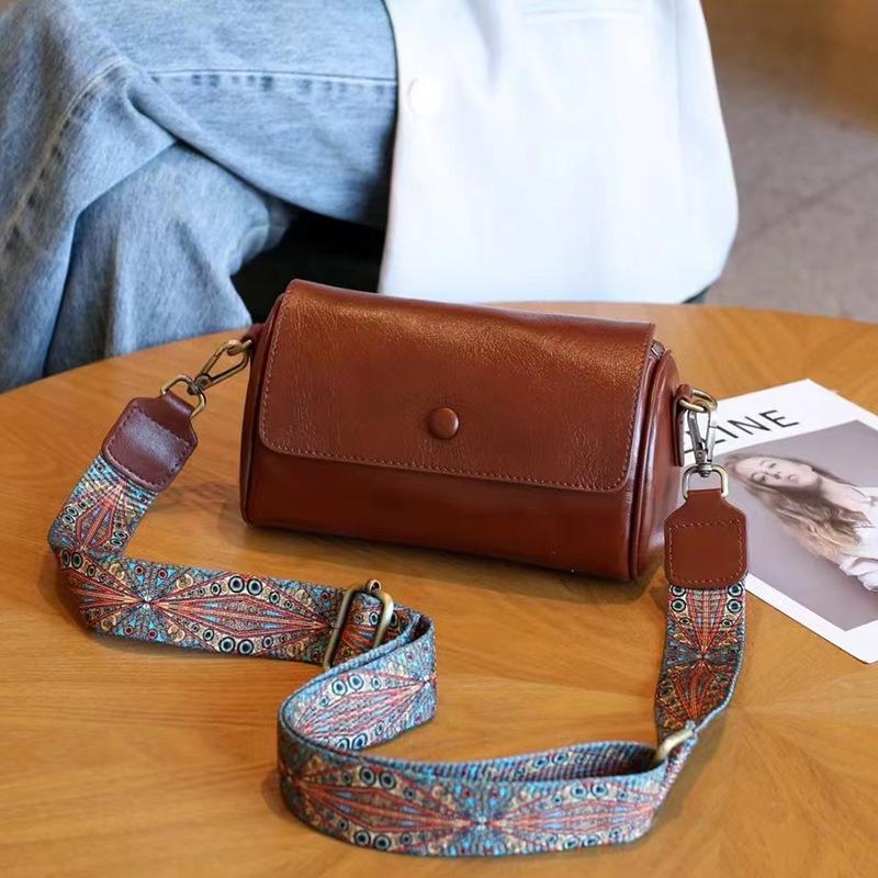 

Жіноча сумка-тоут 21*10*10 темно-коричневого кольору